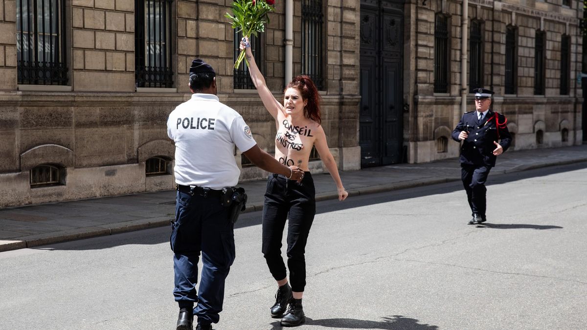 Máme vztek, volají feministky ve Francii. Ministra vyšetřují ze znásilnění